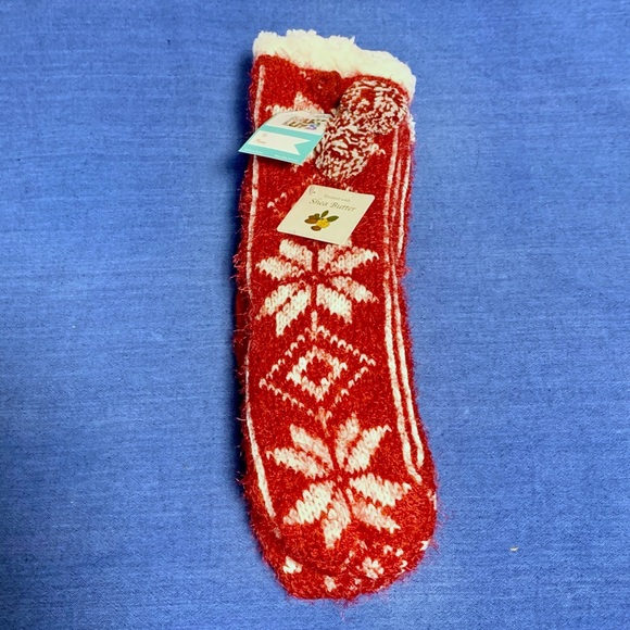 NWT Muk Luk Shea Butter infused Red /white Snowflake Cabin Socks - L/XL (8.5-11) - Picture 2 of 2